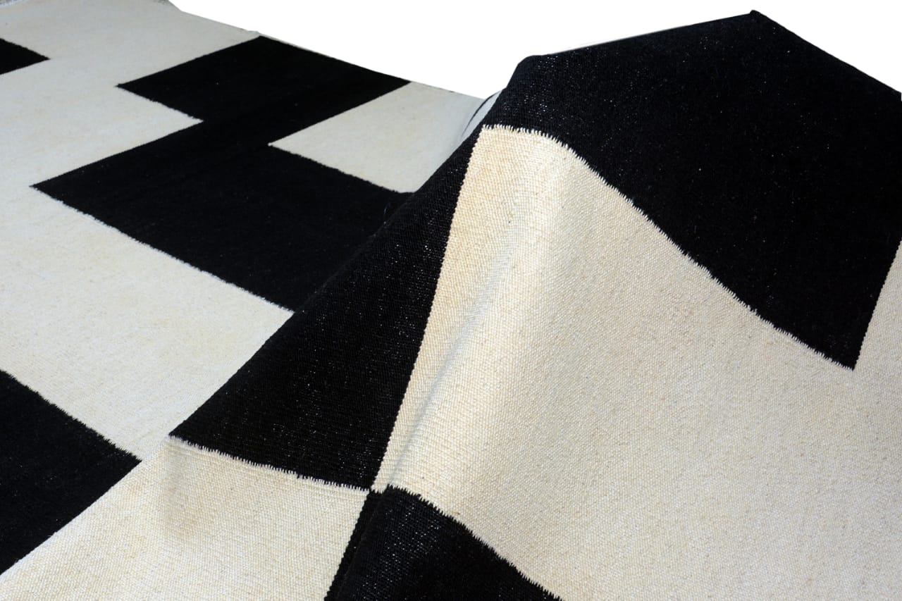 Handmade Black and White Kilim Rug | Woolen Carpet | Fybernots - Sudd